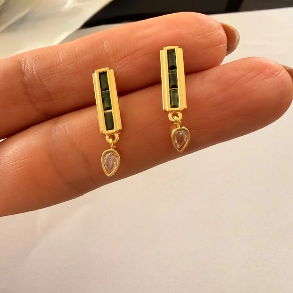 Brinco Retangular Baguete Esmeralda Fusion com Gota de Zircônia em Dourado