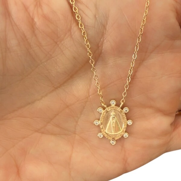 Colar Nossa Sra Aparecida Oval com Zircônias em Dourado