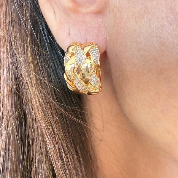 Brinco Argola Entrelaçada Lisa e Cravejada com Zircônias em Dourado