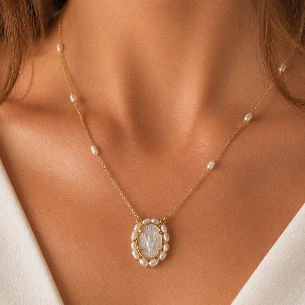 Colar Pérola Arroz e Pingente Esp Santo Madrepérola em Dourado