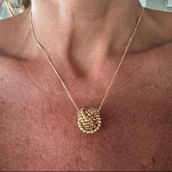 Colar com No de Bolinhas em Dourado