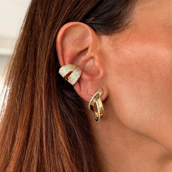 Brinco Filete Liso e Lateral Cravejada com Zircônias em Dourado