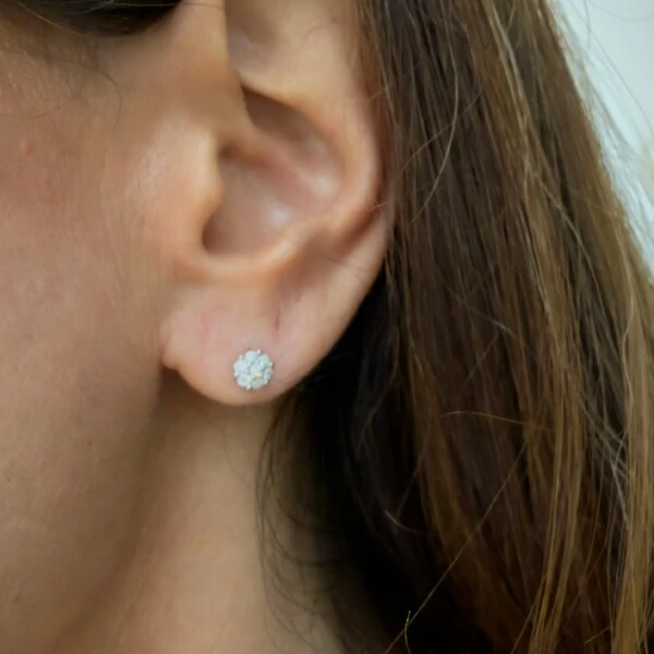 Brinco Flor Pequeno com Zircônias em Prata 925