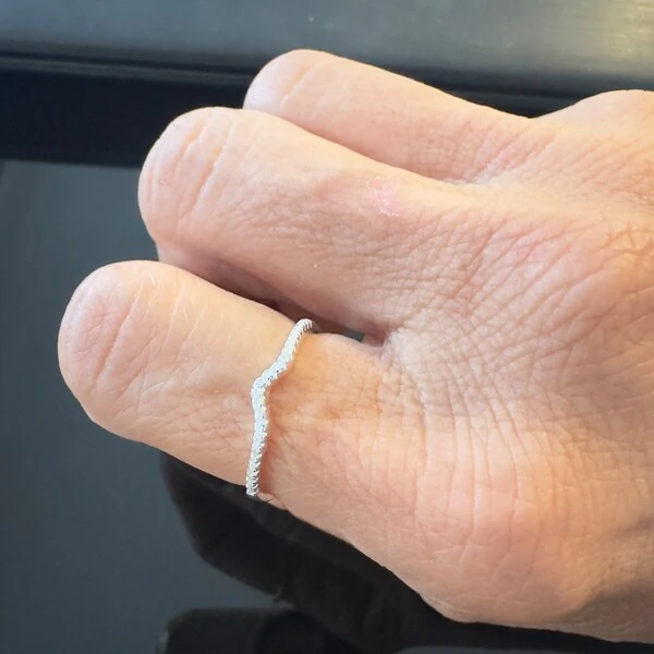 Anel Fininho com V Cravejado com Zircônias em Prata 925
