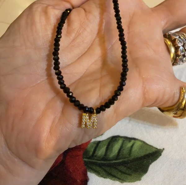 Colar Cristal Preto com Letra Inicial Cravejada com Zircônias em Dourado