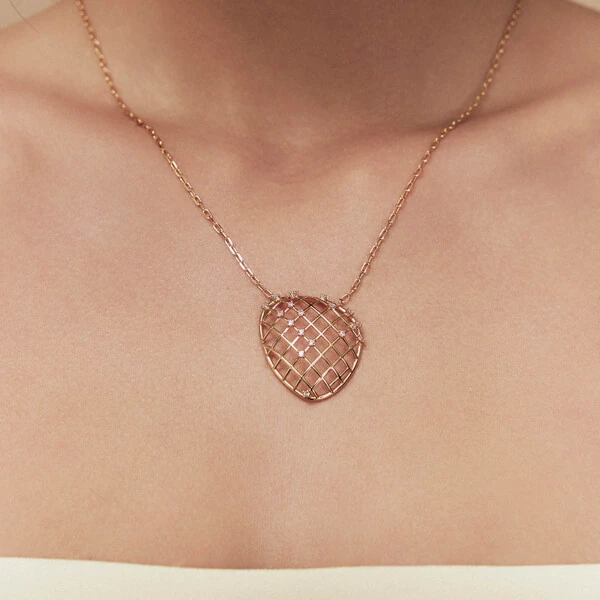 Colar com Pingente Tela em Dourado