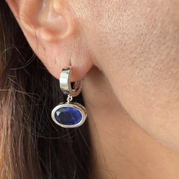 Brinco Argolinha Cravejada com Zircônias com Pedra Safira Azul Fusion em Ródio