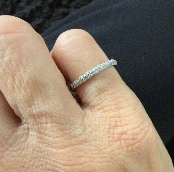 1/2 Aliança Meia Cana Cravejada com Zircônias em Prata 925