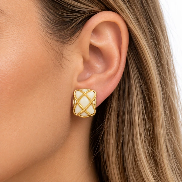 Brinco Retangular Marfim em Dourado