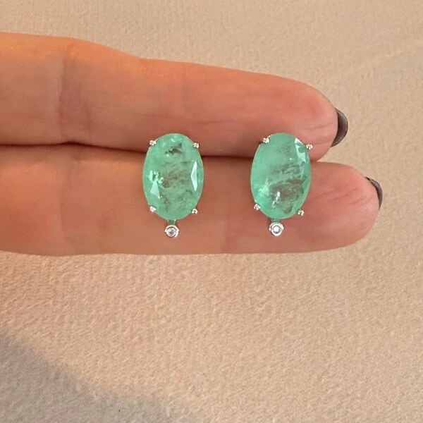 Brinco Paraíba Oval com Ponto de Luz em Prata 925