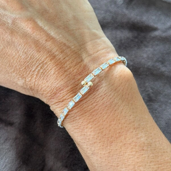 Bracelete Todo Zircônias Baguetadas em Dourado