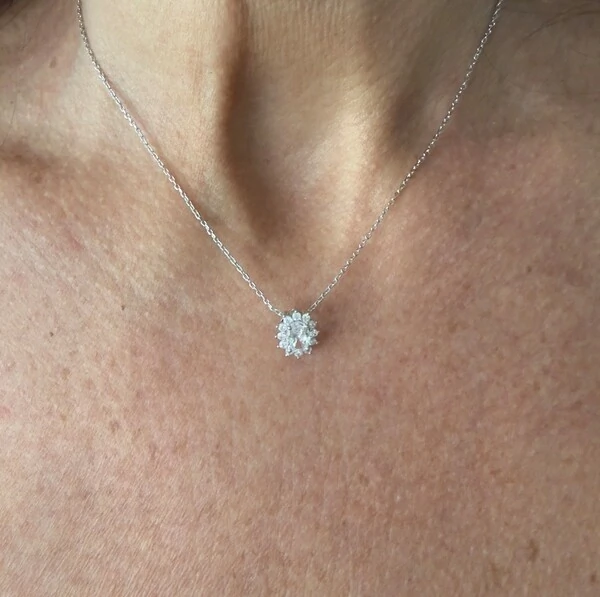 Colar com Pingente Oval Princesa com Zircônias em Ródio