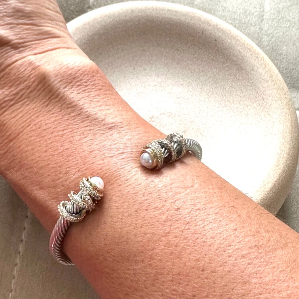 Bracelete com Pontas Cravejadas com Zircônias e Pérolas em Aço