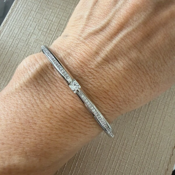 Bracelete Cravejado com Zircônias Menores e Maior em Ródio