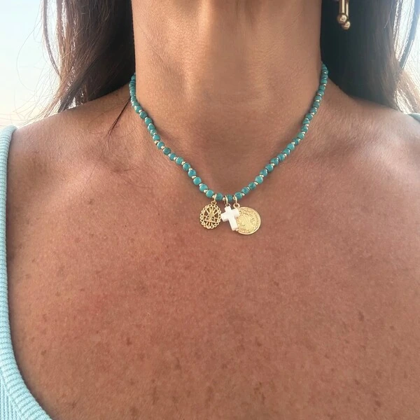 Colar Turquesa com Pingentes em Dourado