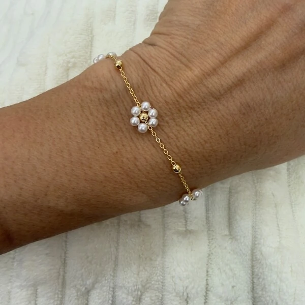 Pulseira com Flores de Perolinhas em Dourado