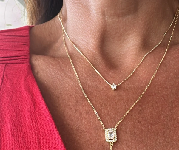 Colar com Ponto de Luz de Zircônia Quadrada em Dourado