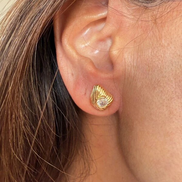 Brinco Concha com 1 Zircônia em Dourado