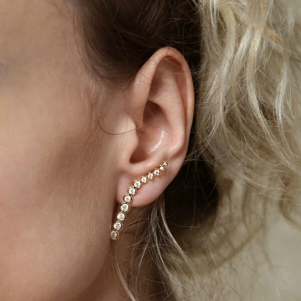 Brinco Earcuff Longo Zircônias Cravação Inglesa em Dourado