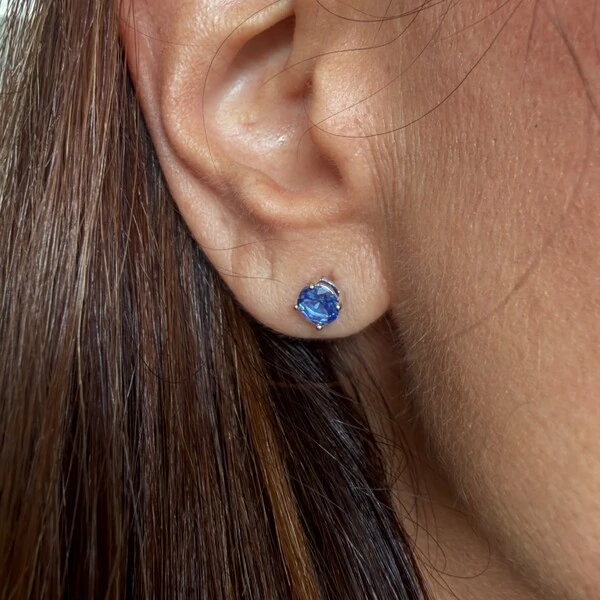 Brinco Ponto de Luz Tanzânita em Ródio