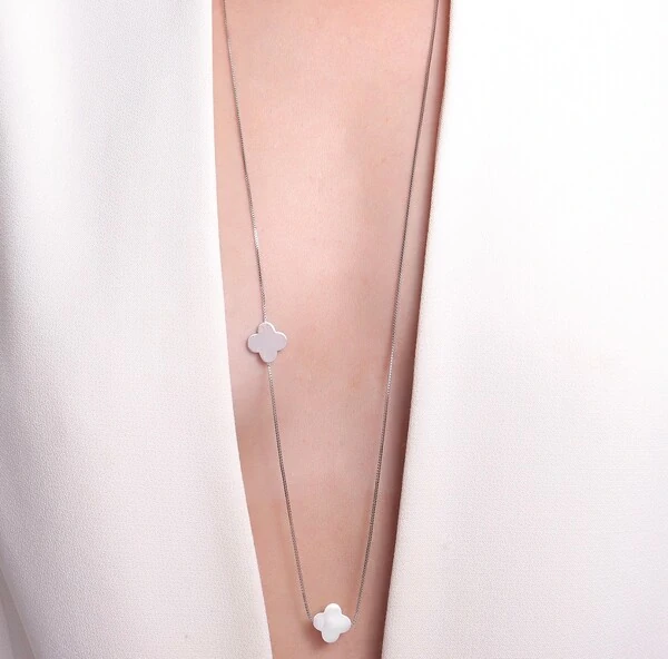 Colar Longo com Trevo Liso e de Madrepérola em Ródio