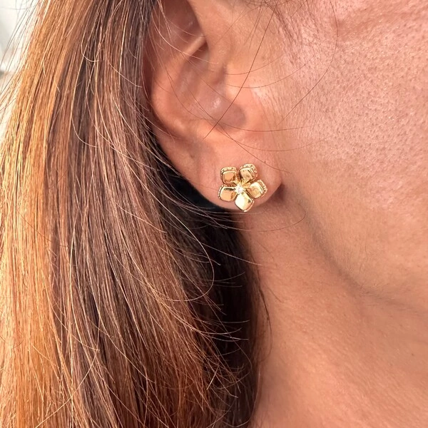 Brinco Flor Polido com Miolo de Zircônias em Dourado