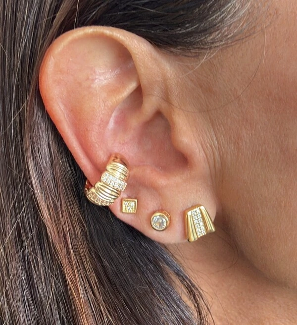 Piercing Fake Largo Entrelaçado com Zircônias em Dourado