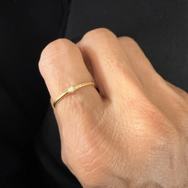 Anel Torcido e Liso com Zircônia na Prata 925 com Banho de Ouro