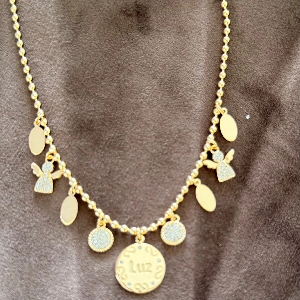 Colar Bolinhas com Vários Pingentes Pendurados em Dourado