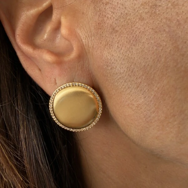 Brinco Botão Acetinado com Zircônias Laterais