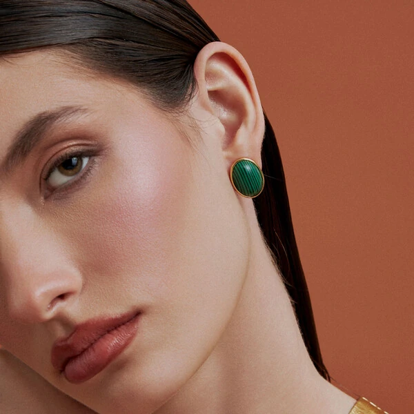 Brinco Oval Malaquita em Dourado