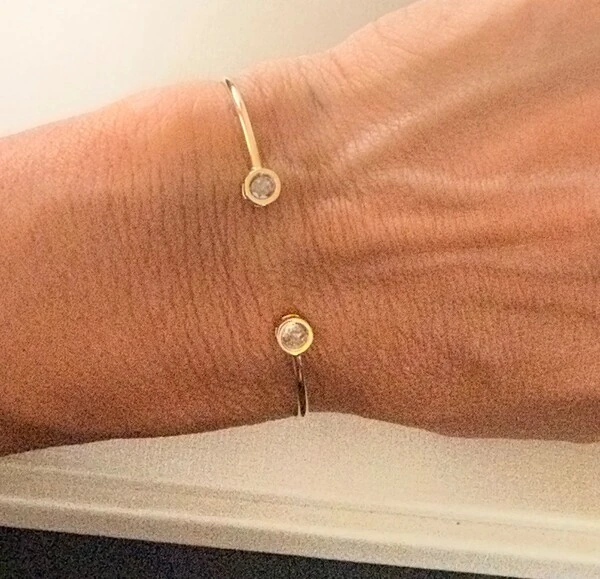 Bracelete Aberto com 2 Zircônias nas Pontas em Dourado