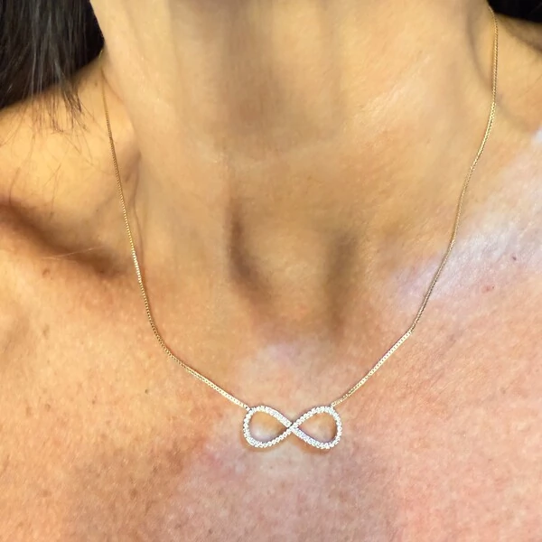 Colar Infinito Cravejado em Dourado