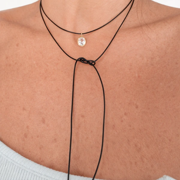 Colar Couro Preto com Zircônia Oval em Dourado