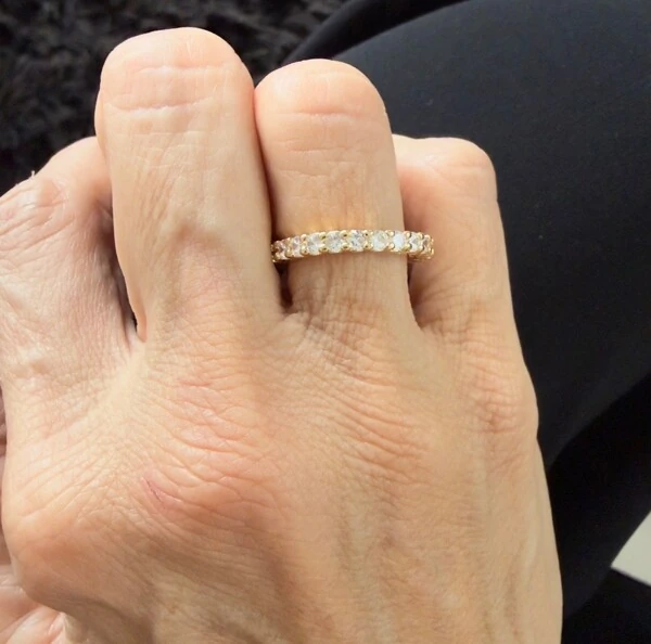 Aliança Inteira com Zircônias em Dourado