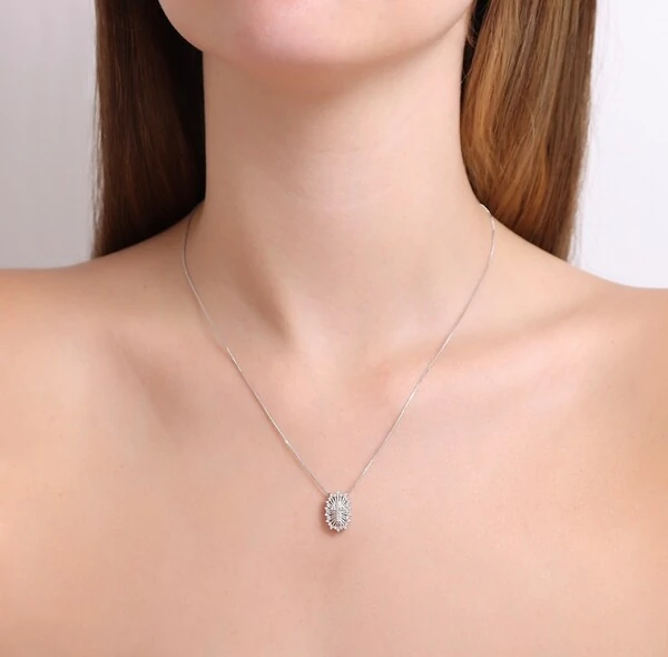 Colar Cruz Raiada com Zircônias em Ródio