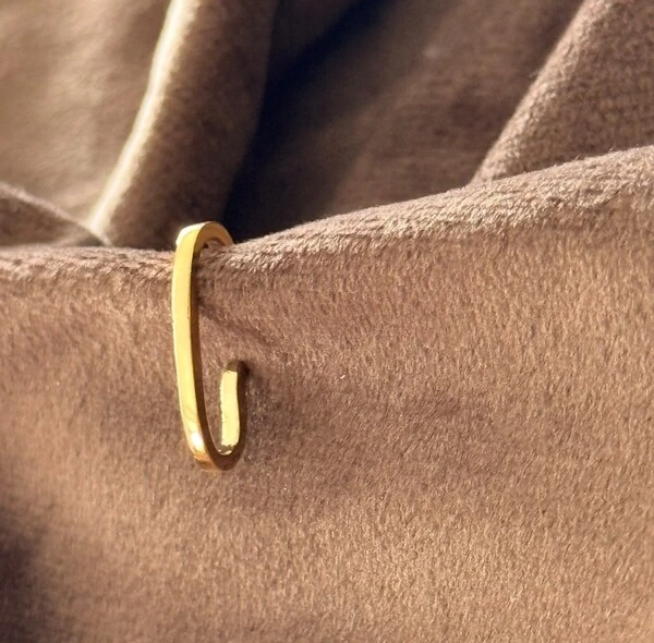 Piercing Earhook Liso em Dourado