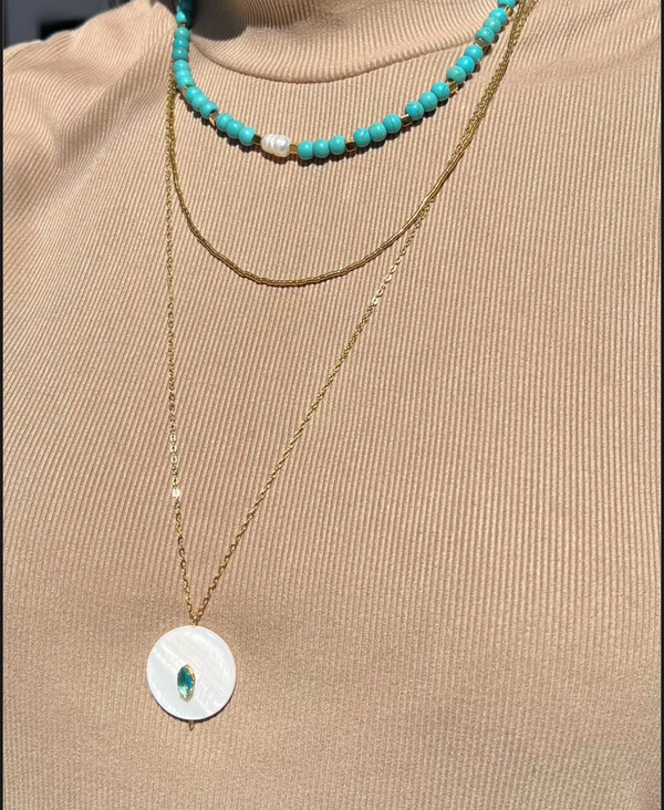 Colar Longo com Pingente Madrepérola e Cristal Azul em Dourado