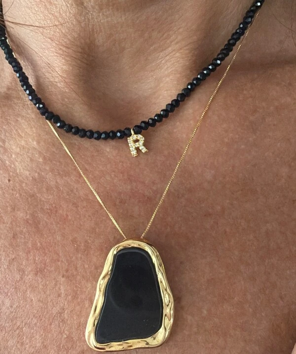 Colar Cristal Preto com Letra Inicial Cravejada com Zircônias em Dourado
