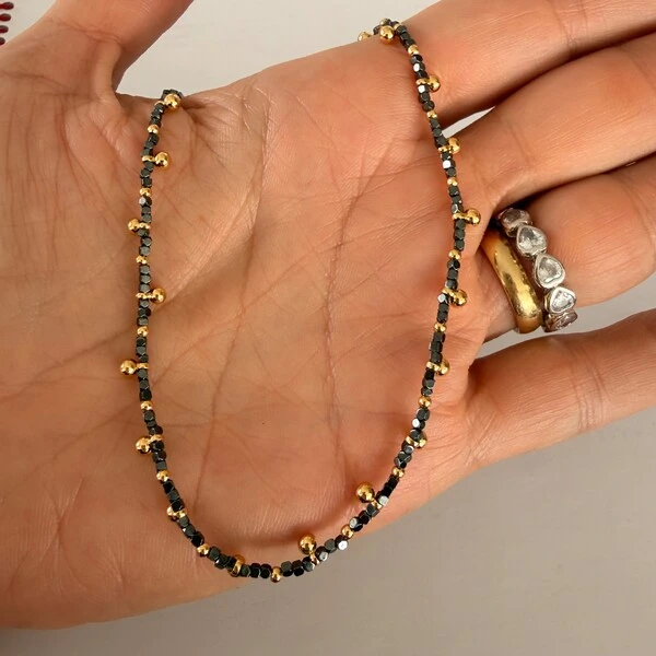 Chokker Hematita com Entremeios Dourados