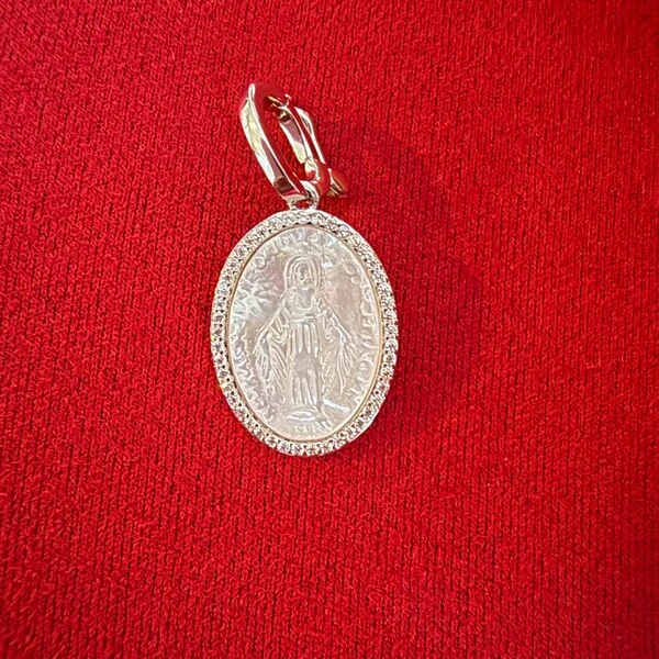 Pingente Oval Madrepérola N Sra com Zircônias em Prata 925