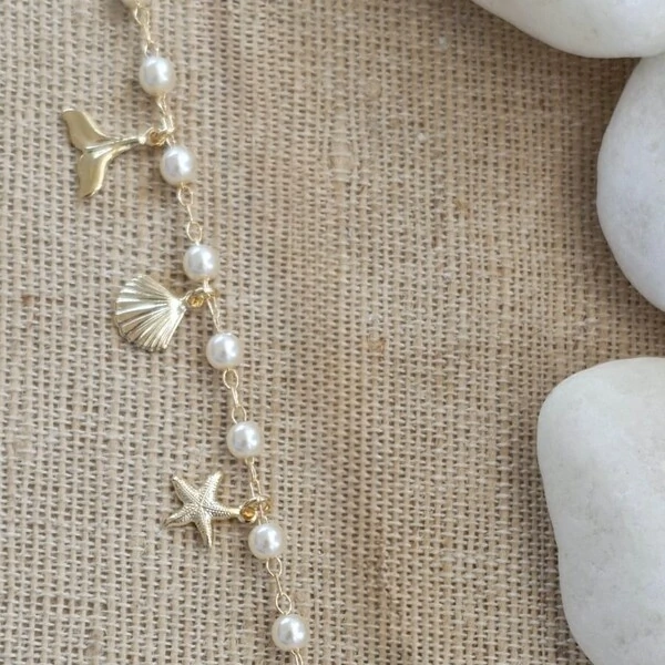Pulseira Pérolas com Pingentes de Estrela, Concha, Baleia em Dourado