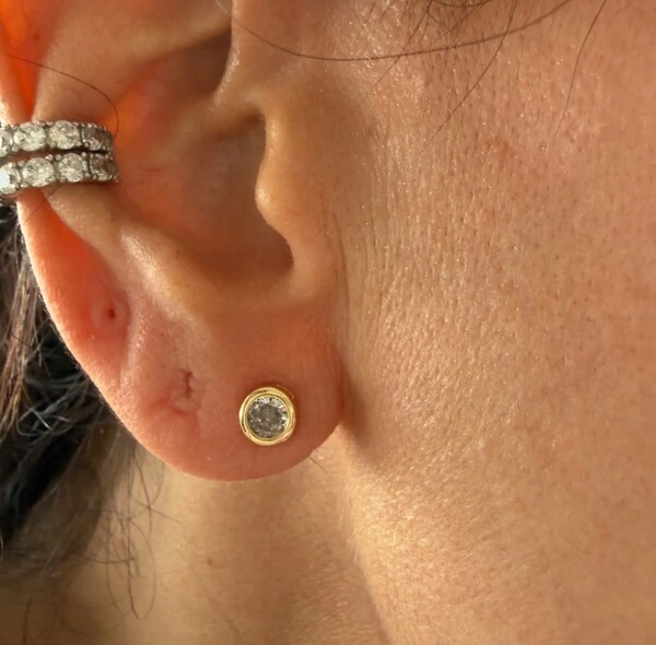 Brinco Solitário Zircônia Garra Inglesa em Dourado