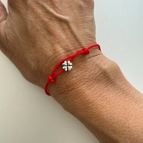 Pulseira Shamballa Vermelha com Trevo em Ródio