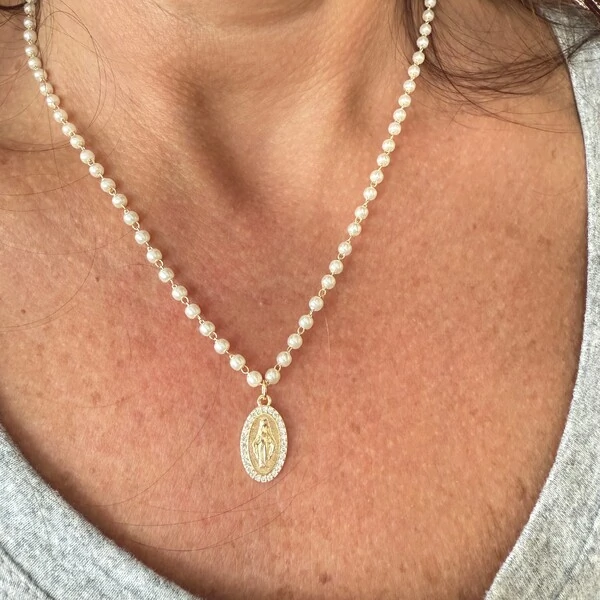 Colar Perolinhas com Pingente Nossa Sra Aparecida Cravejado com Zircônias em Dourado