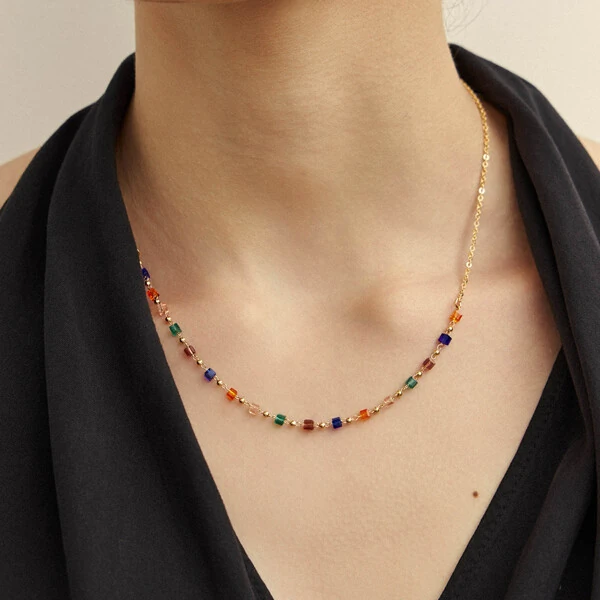 Colar com Cristais Coloridos em Dourado