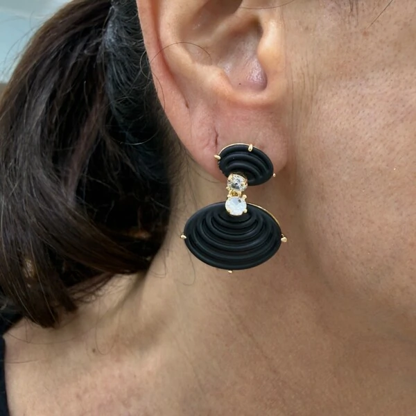 Brinco 2 Conchas Pretas com 2 Zircônias em Dourado