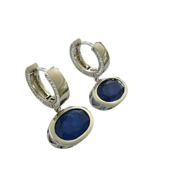 Brinco Argolinha Cravejada com Zircônias com Pedra Safira Azul Fusion em Ródio