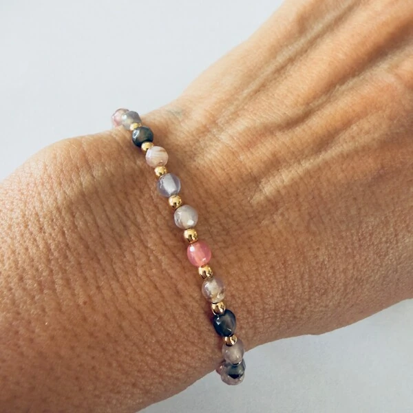 Pulseira Pedras Naturais com Bolinhas Douradas em Dourado