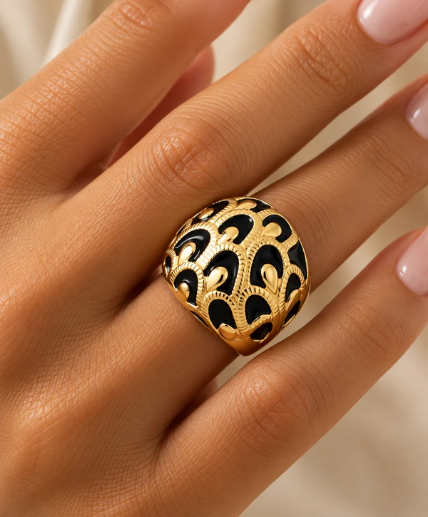 Anel Oval Esmaltado Preto com Dourado